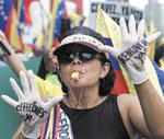 Una manifestante pidiendo la renuncia de Chávez